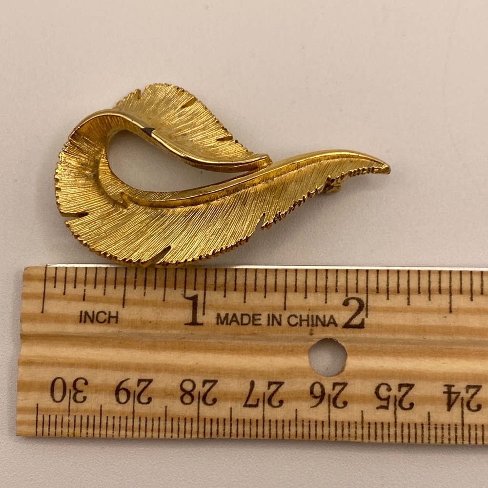 Vtg 1968 Sarah Coventry Brooch‎ Pin Curled Leaf Frond Brushed Gold Tone